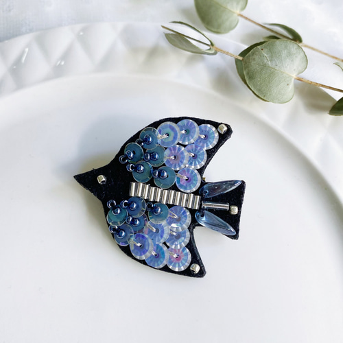 憧れの 物語刺繍ブローチ「青い鳥」ブルーバードブローチ（受注制作 アクセサリー