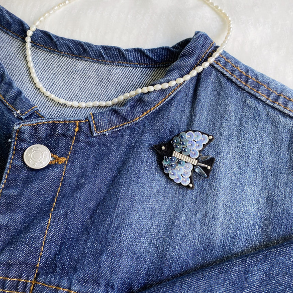 【特集掲載】物語刺繍ブローチ「青い鳥」ブルーバードブローチ（受注制作） 2枚目の画像