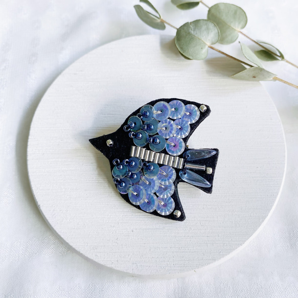 【特集掲載】物語刺繍ブローチ「青い鳥」ブルーバードブローチ（受注制作） 5枚目の画像
