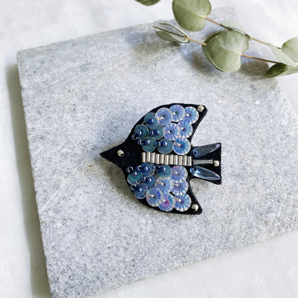 【特集掲載】物語刺繍ブローチ「青い鳥」ブルーバードブローチ（受注制作） 4枚目の画像
