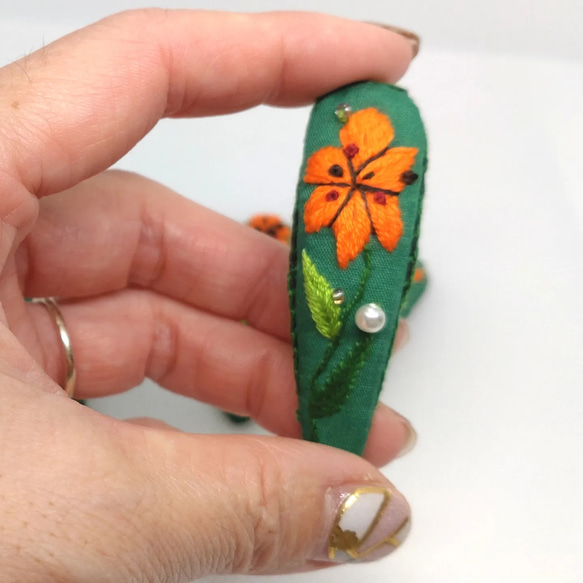 タイガーリリーとビーズ刺繍のパッチンピン 3枚目の画像