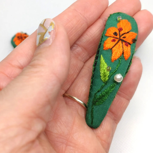タイガーリリーとビーズ刺繍のパッチンピン 1枚目の画像