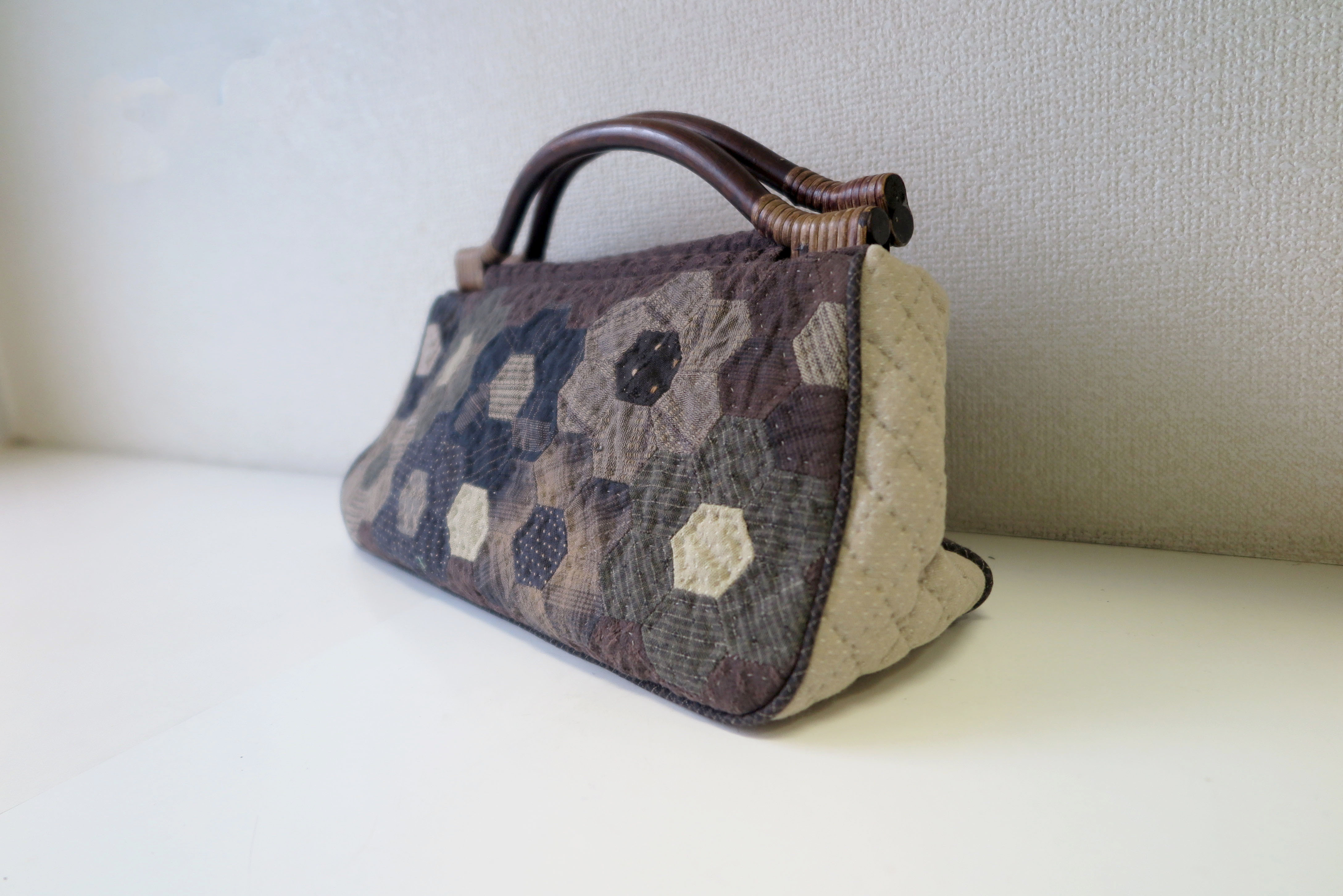 落ち着いた色合いのしっかりした持ち手のバック