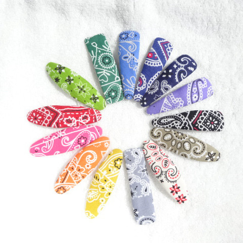 大きめサイズのバンダナ柄のパッチンピン その他ヘアアクセサリー