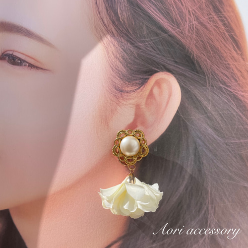 春の花便り〜ヴィンテージボタン×オフホワイトフラワータッセルピアス 