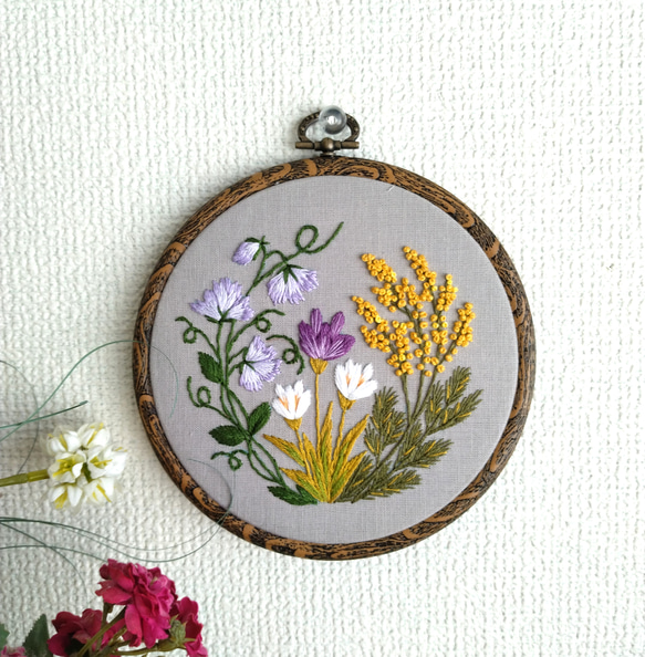 刺繡フレーム　春の花々　(クロッカス・ミモザ・スイートピー) 1枚目の画像