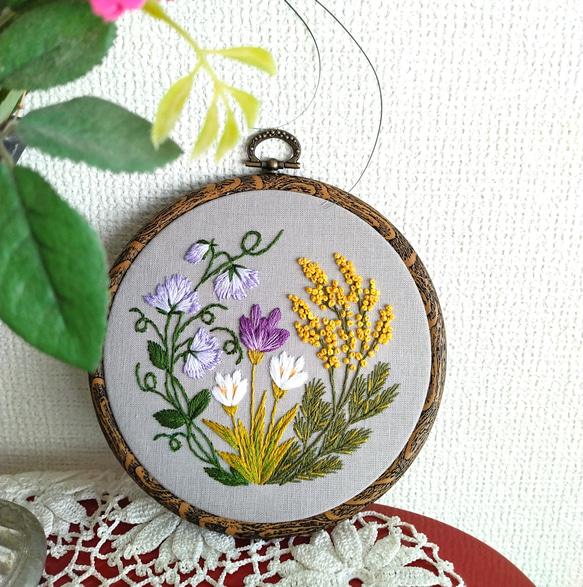 刺繡フレーム　春の花々　(クロッカス・ミモザ・スイートピー) 2枚目の画像