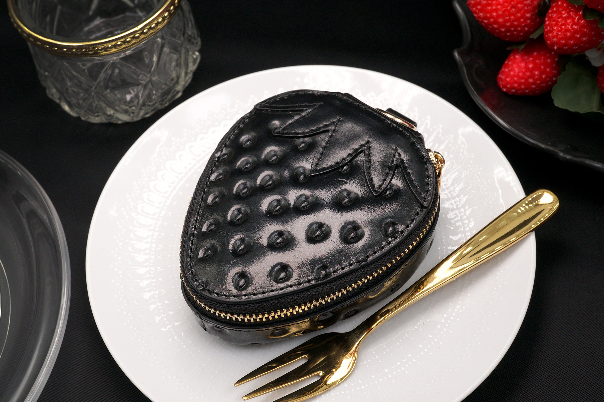 ヘタ付き黒いちごなバニティポーチ（リップケース・小物入れ）／本革製