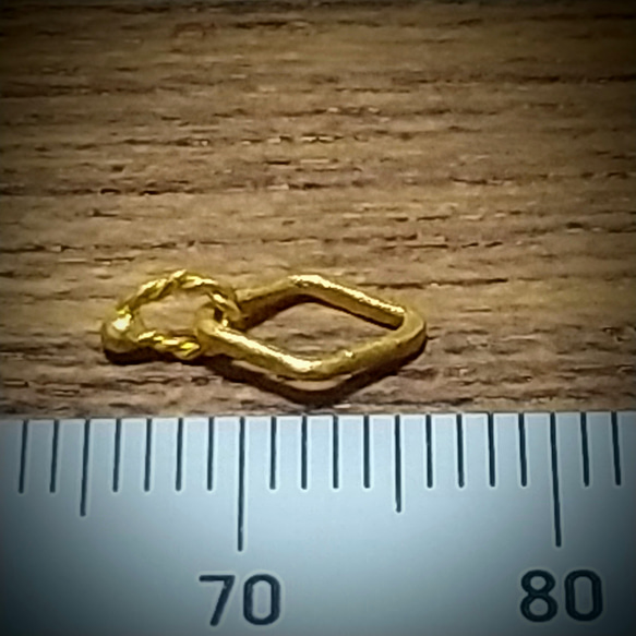 K24 純金　小さなダイヤ形槌目模様チャーム 7枚目の画像