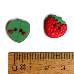 アメリカガローア ボタン ストロベリー２穴ボタン５個 B-2900 いちご 苺 フルーツ 3枚目の画像