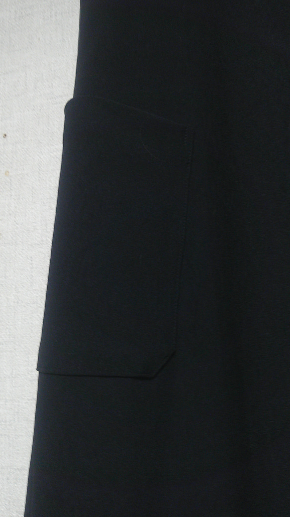 ストレッチポリエステル・黒・フレアージャンパースカート 3枚目の画像