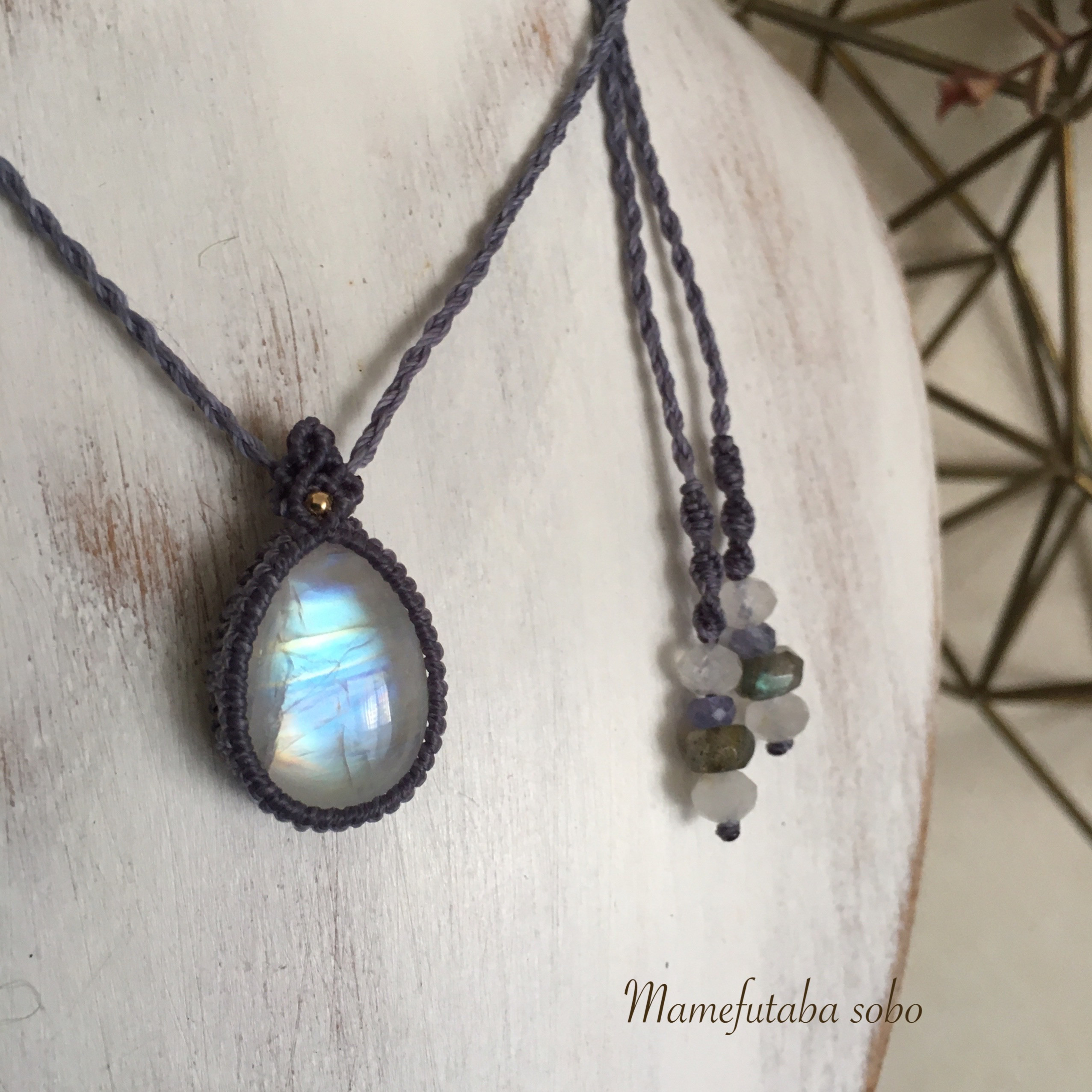 スミレを帯びたホワイトラブラドライトシンプルペンダント