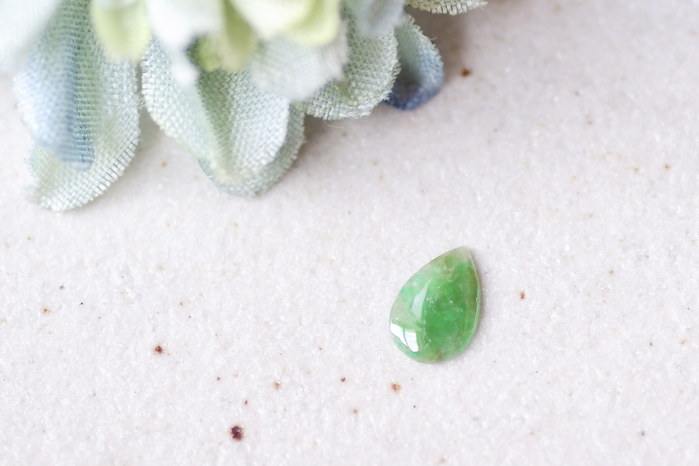 ジェイダイト＊ペアシェイプ・カボション・カット＊0.30ct＊6.9×4.6mm＊JJ-037