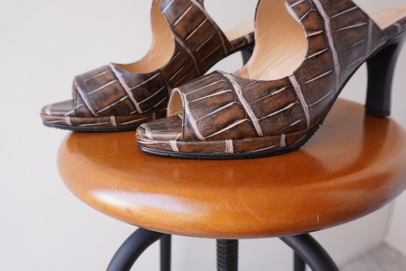 ★最受歡迎的跑步涼鞋！竹鱷魚紋21.5cm-25.5cm 日本真皮合腳綁帶涼鞋 第3張的照片