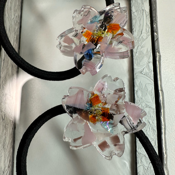 ステンドガラスの美しい彩り桜のヘアーゴム① 4枚目の画像