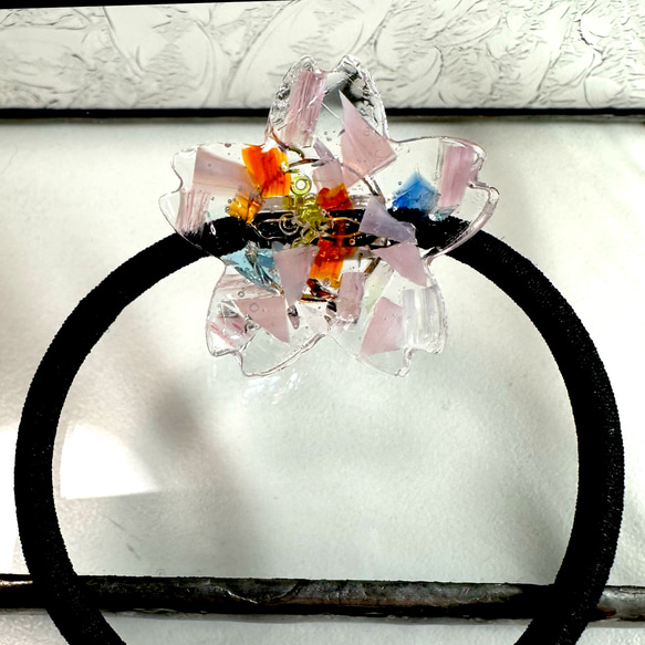 ステンドガラスの美しい彩り桜のヘアーゴム① 2枚目の画像