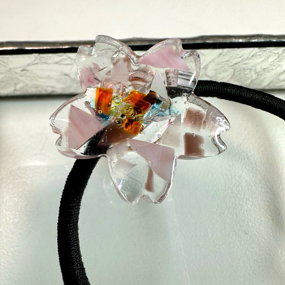 ステンドガラスの美しい彩り桜のヘアーゴム② 3枚目の画像