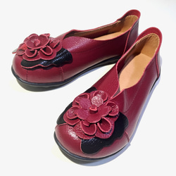 花朵胸花懶人鞋（酒紅色/合成皮革）22.0cm~26.0cm 第1張的照片