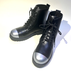 ◆商品特賣 5,880日圓 → 3,880日圓◆雙色戰鬥中靴（黑色×銀色） 第1張的照片