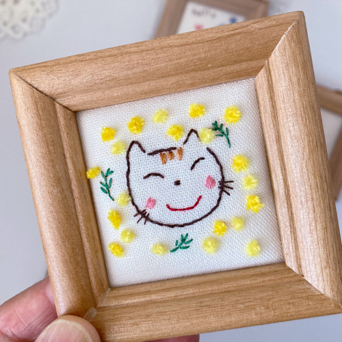ポニーフック「猫とミモザ」手刺繍 Beneath the Magpie Hour It took me a while, but I'm finally
