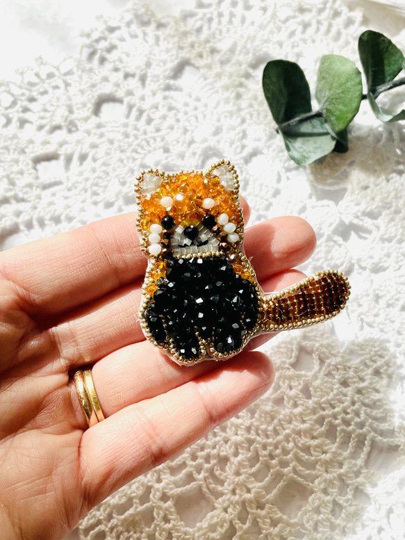 ビーズのオートクチュール刺繍ブローチ・レッサーパンダ 4枚目の画像