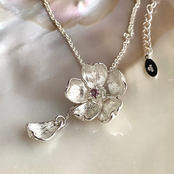 【一点物】花びら舞う桜のネックレス（ピンクサファイア）（silver925） 1枚目の画像