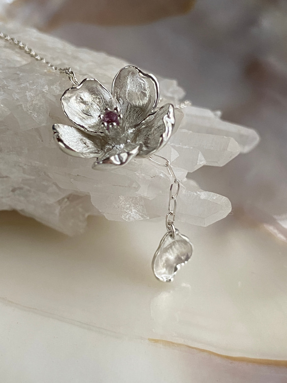 【一点物】花びら舞う桜のネックレス（ピンクサファイア）（silver925） 6枚目の画像