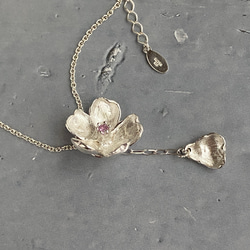 【一点物】花びら舞う桜のネックレス（ピンクサファイア）（silver925） 2枚目の画像
