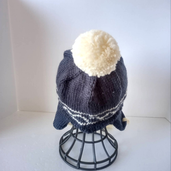 耳あて付きニット帽　純毛ウール　大きめポンポン、三つ編み　ブルー✕白　 4枚目の画像