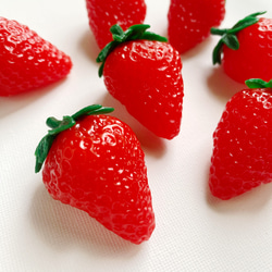 【5個】本物そっくりな苺の模型　 食品サンプル　立体 いちご　果物 ディスプレイ  5個セット　パーツ 1枚目の画像
