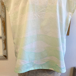 手書きアート❤️龍をイメージしたコットン素材の後ろスリットブラウス（オフホワイト、淡いグリーン）サイズフリーL 4枚目の画像