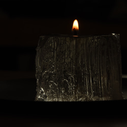 透明な美と氷の彫刻、冷たい灯りが織りなす輝き - 霜柱 - 6枚目の画像