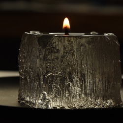 透明な美と氷の彫刻、冷たい灯りが織りなす輝き - 霜柱 - 2枚目の画像