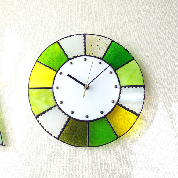 28㎝φ・ステンドグラスの時計（掛時計・置時計）＊菜の花の丘（受注制作） 3枚目の画像