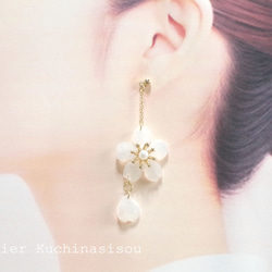 樹脂藝術櫻花不對稱耳環&lt;珍珠白&gt; 第6張的照片