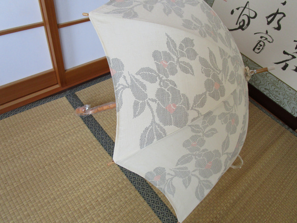 椿の花・十日町紬の日傘（傘袋付き） 1枚目の画像