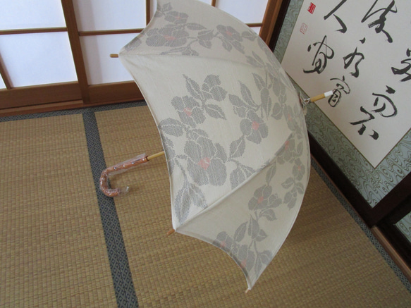 椿の花・十日町紬の日傘（傘袋付き） 7枚目の画像