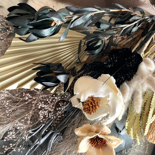 ドライフラワーバンクシアのグレー系モノトーンブーケスワッグ 前撮り