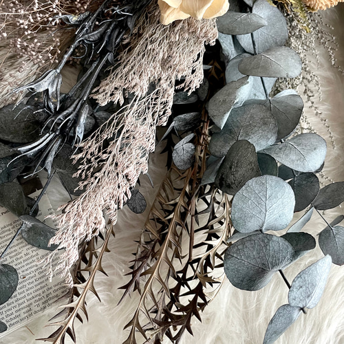 ドライフラワーバンクシアのグレー系モノトーンブーケスワッグ 前撮り