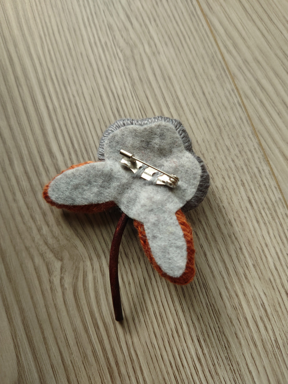 刺繍ブローチ　グレーのお花と茶色い葉っぱのブローチ 6枚目の画像