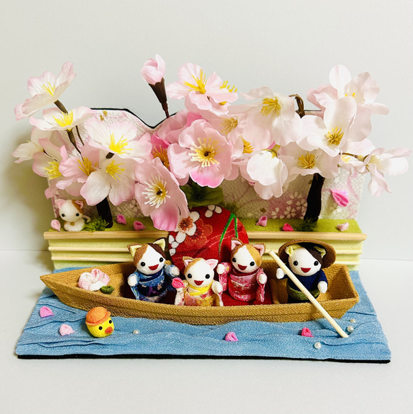 ちりめん細工「にゃんこファミリーのお花見船♥️」 その他置物