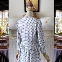 ドット柄のコットンワンピース『オフ白x グレー・ウエストVカット・ギャザースカート・八分袖』 7枚目の画像