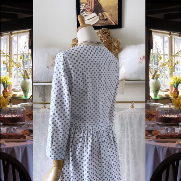 ドット柄のコットンワンピース『オフ白x グレー・ウエストVカット・ギャザースカート・八分袖』 5枚目の画像
