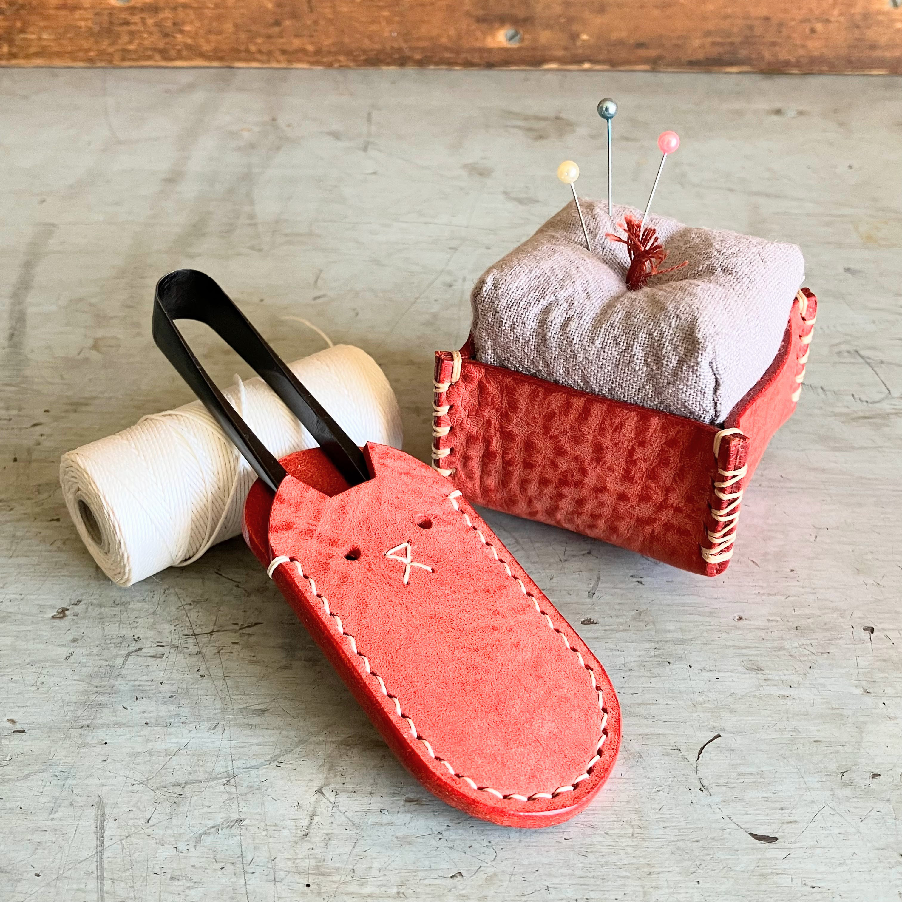 【本革のピンクッション＋糸切りはさみケースのセット】レッド/猫モチーフ/針山/裁縫道具/刺繍/針仕事/プレママ・ねこ