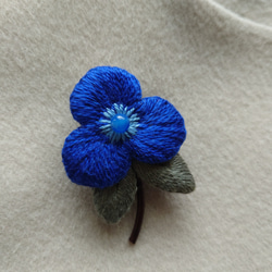 刺繍ブローチ　青いお花とグレーの葉っぱのブローチ 5枚目の画像