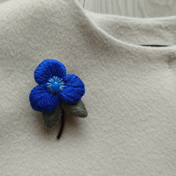 刺繍ブローチ　青いお花とグレーの葉っぱのブローチ 4枚目の画像