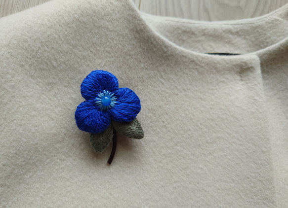 刺繍ブローチ　青いお花とグレーの葉っぱのブローチ 4枚目の画像