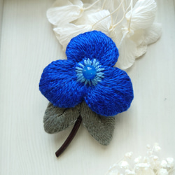 刺繍ブローチ　青いお花とグレーの葉っぱのブローチ 2枚目の画像