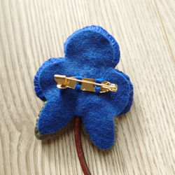 刺繍ブローチ　青いお花とグレーの葉っぱのブローチ 3枚目の画像