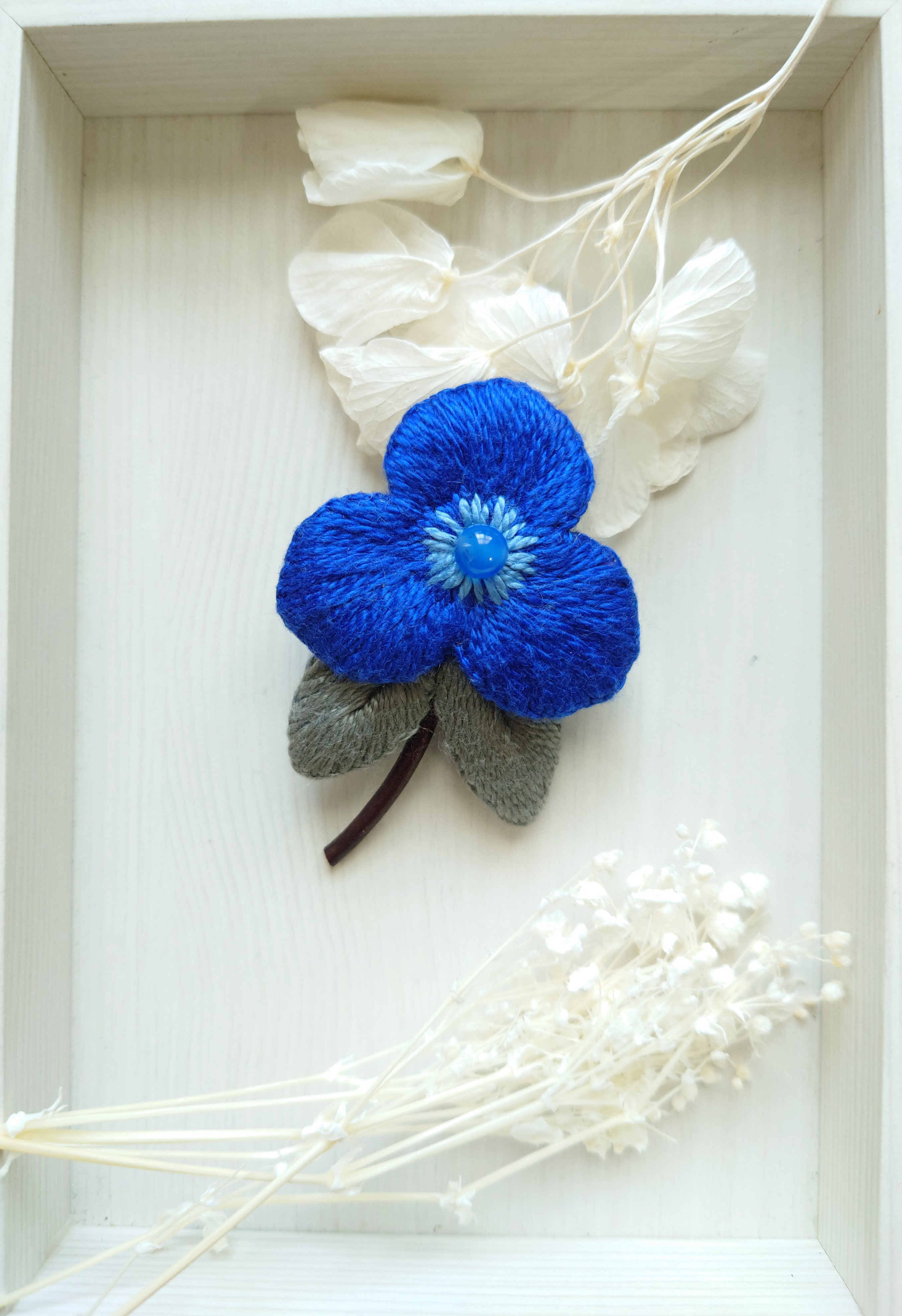 acco; お花の刺しゅうブローチ 材料セット & 銀彩ブローチ 針葉樹　二点 小林彩乃 花の刺繍こもの – the linen bird